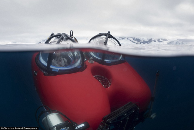 Hai nhà khoa học đang ngồi trong tàu ngầm để chuẩn bị cho cuộc lặn phục vụ nghiên cứu khoa học ở Bán đảo Nam Cực.
